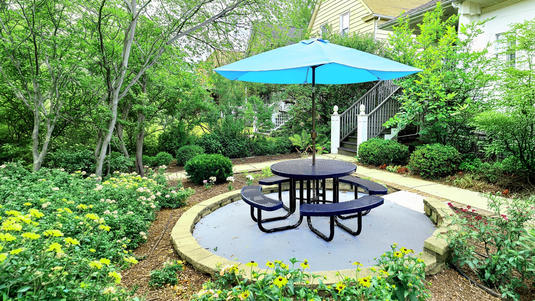 How the Right Table Color Transforms an Outdoor Space